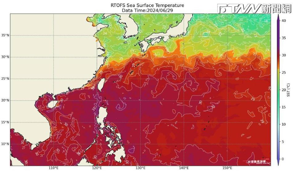 氣象粉專「台灣颱風論壇」貼出海溫圖，表示台灣附近、南海的海水「熱得發燙」，周遭海域呈現一片紅。（圖／翻攝「台灣颱風論壇｜天氣特急」臉書）