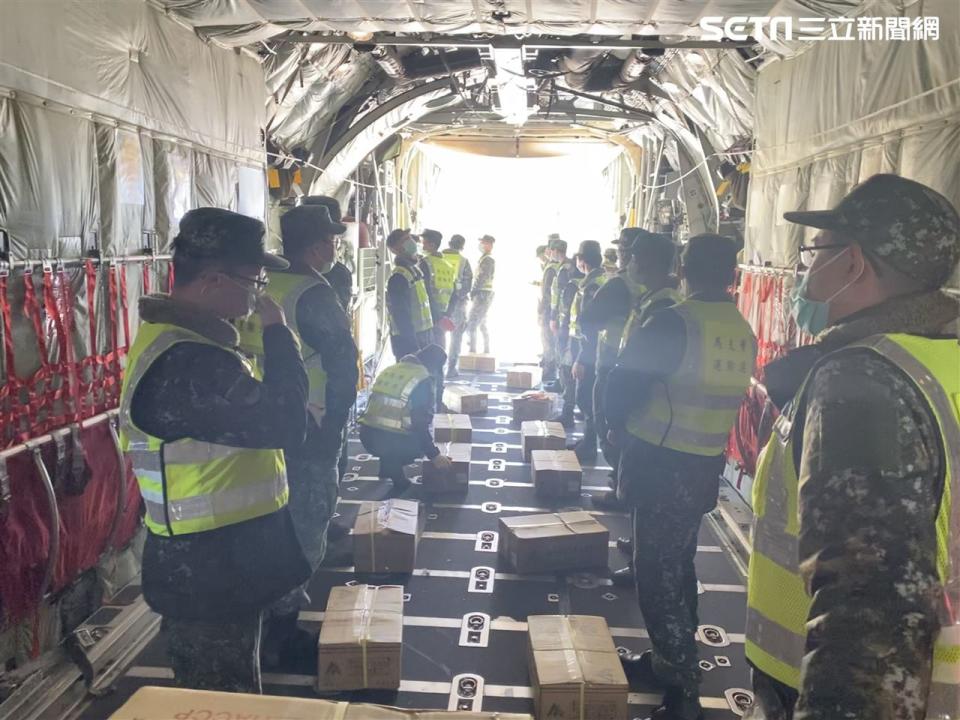 C-130所運送5.2噸各類冷凍肉品也在昨(６)日上午10時50分抵達馬祖南芉機場，圖為松山機場裝載情形。（圖／陸軍提供)`