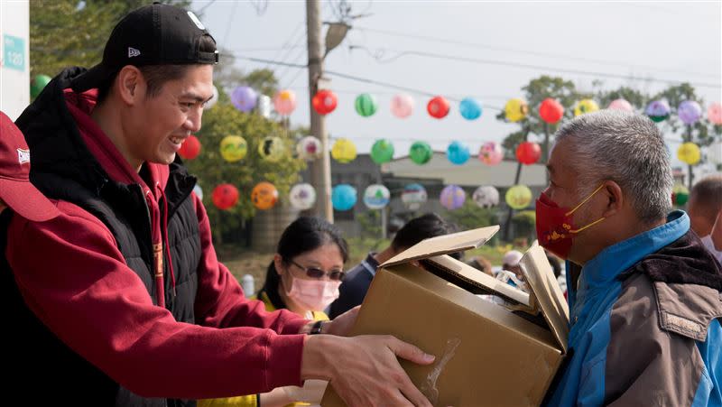 臺南台鋼獵鷹呂冠霆參與年菜送暖活動。（圖／臺南台鋼獵鷹提供）