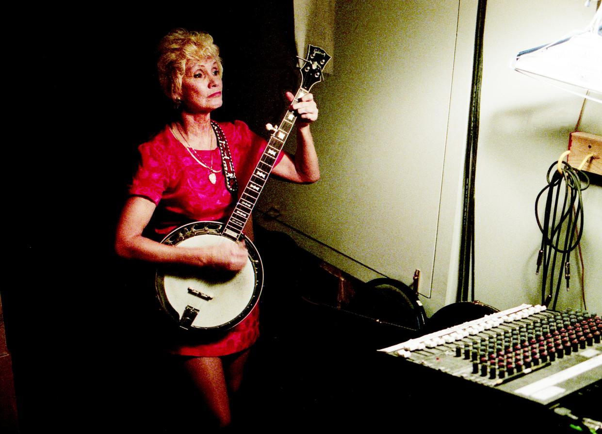 Bluegrass banjo player and comedian Roni Stoneman warms up backstage for the lunch show of the Nashville Nightlife dinner theater in Music Valley Village on July 23, 1998. Stoneman died Feb. 22, 2024 at the age of 85.