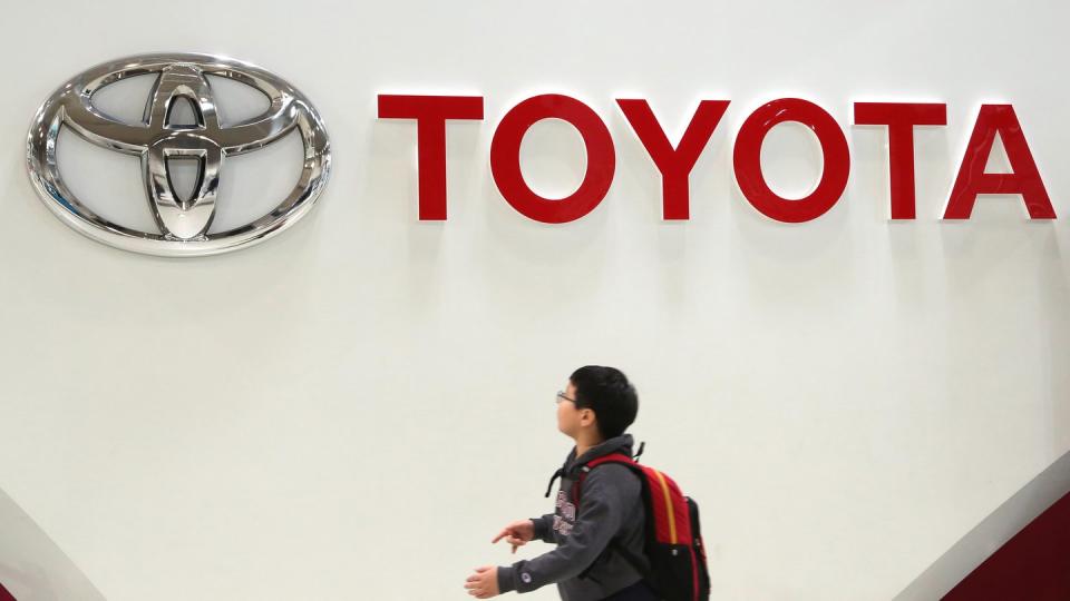 Japans größter Autobauer Toyota hat seine Jahresprognose dank der Yen-Schwäche angehoben.