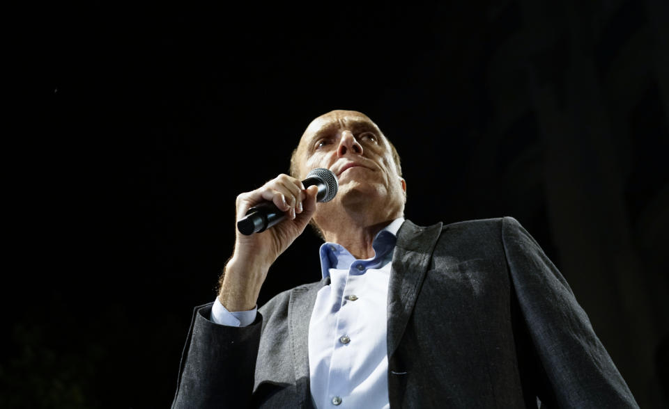 El candidato presidencial del partido oficialista Frente Amplio, Daniel Martinez, se dirige a sus simpatizantes en la sede de su partido en Montevideo, Uruguay, el domingo 24 de noviembre de 2019. (AP Foto/Matilde Campodonico)