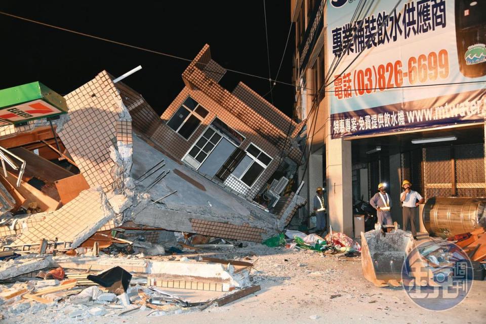 地震發生時，超商所在的建物疑因屋齡老舊、結構不穩，應聲倒塌。