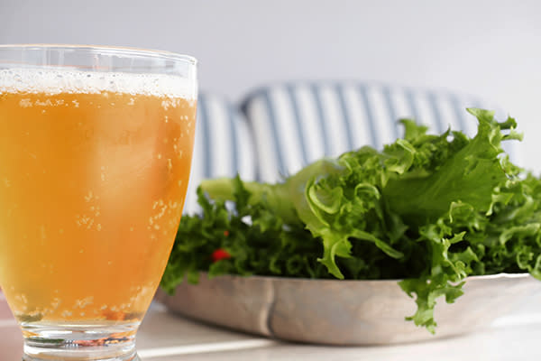 Una dieta saludable te permitiría tomar cerveza y aún así vivir más años. Foto: ArveBettum / Getty Images.