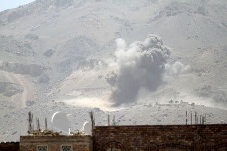 Smoke billows from a Noqum mountain after it was hit by an air strike in Yemen's capital Sanaa May 19, 2015. REUTERS/Mohamed al-Sayaghi