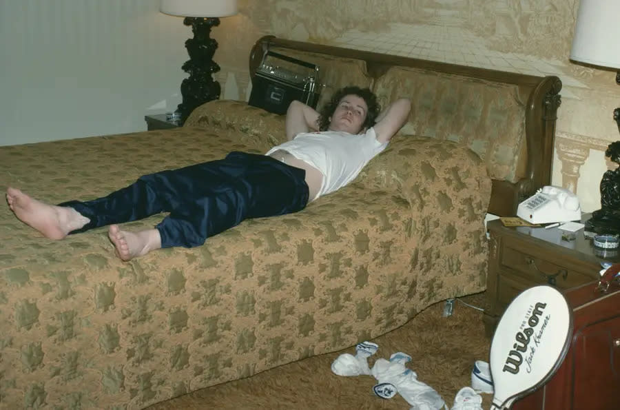 Ein seltenes Bild: Der junge John McEnroe, entspannt in einem Hotelzimmer