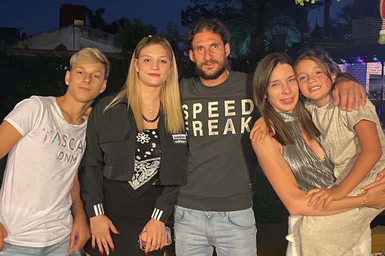 Coloccini en familia: Tiago y Agostina, sus hijos; Fernanda, su actual mujer que está embarazada de Kiara, y Lola, la ahijada de Fabricio