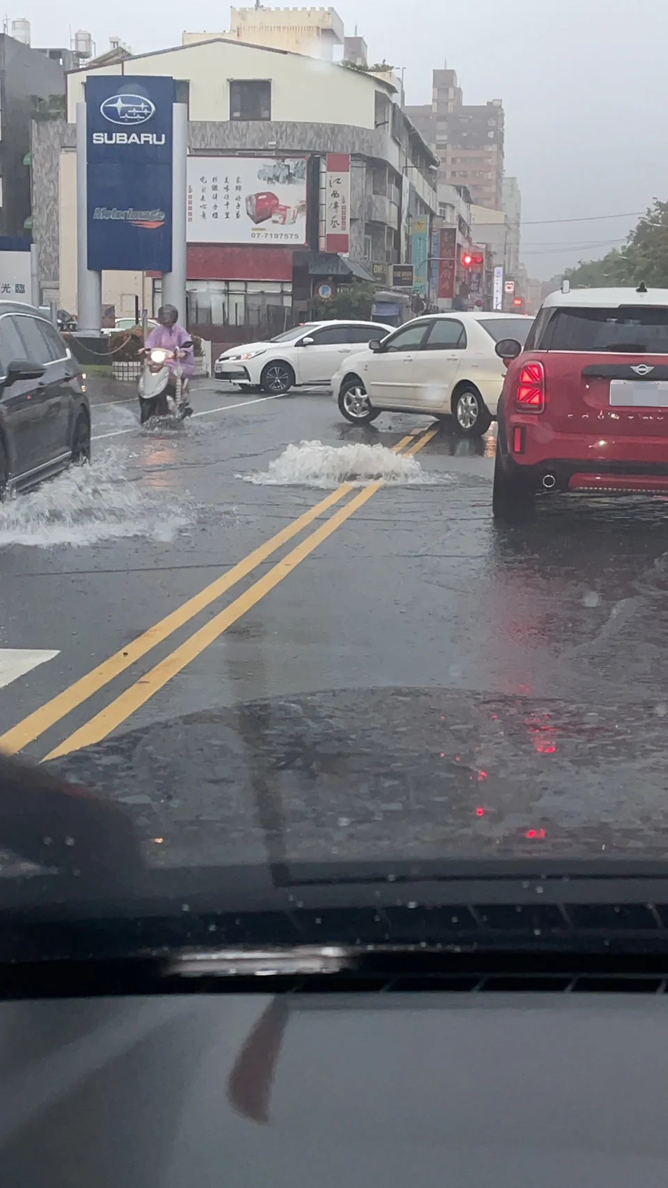 低壓帶影響，高雄地區下豪雨，圖為鳳山區多處路段積淹水，人孔蓋不斷冒出小噴泉。（中央社／民眾提供）