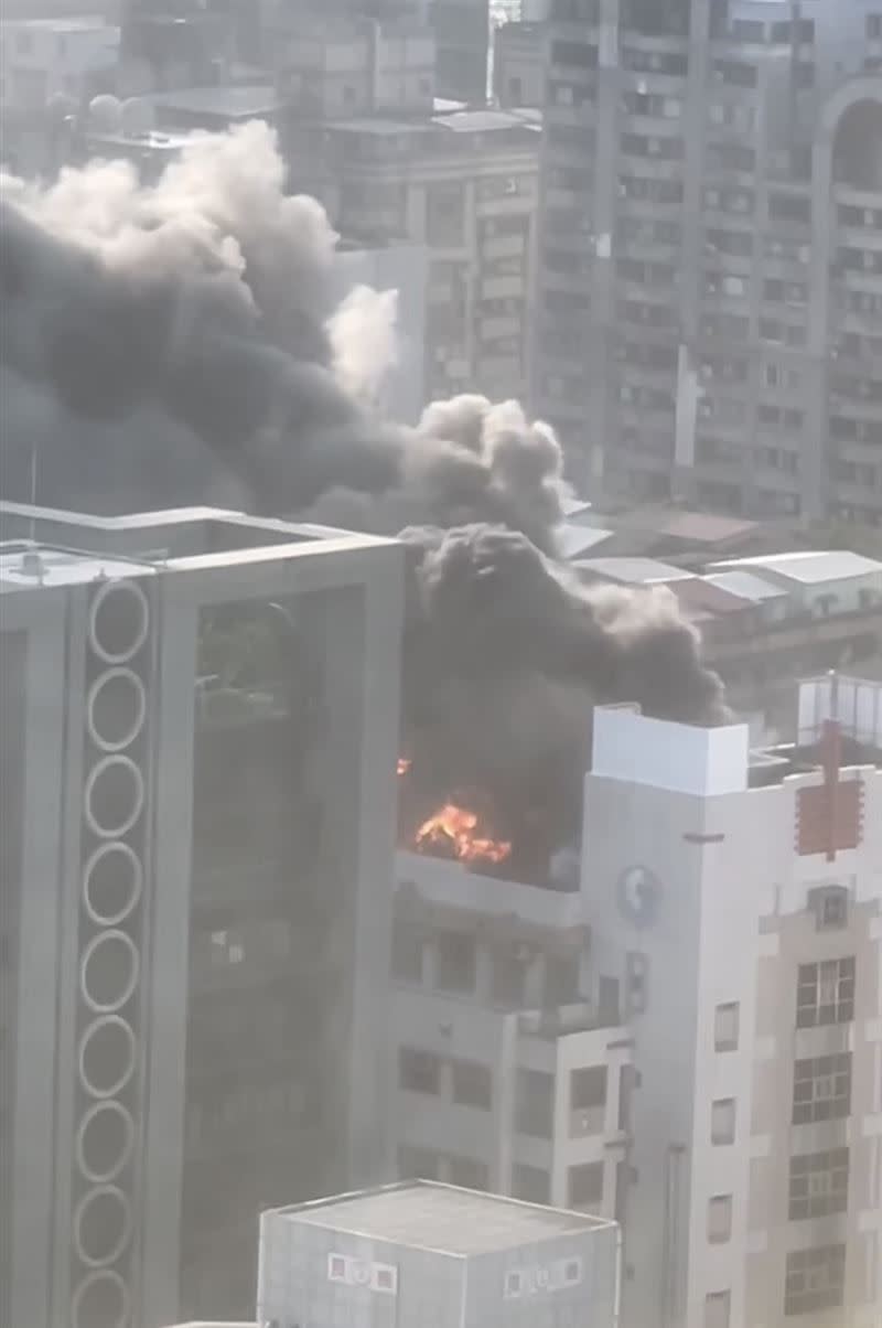 位於信義路四段的中華電信大樓起火。（圖／翻攝畫面）