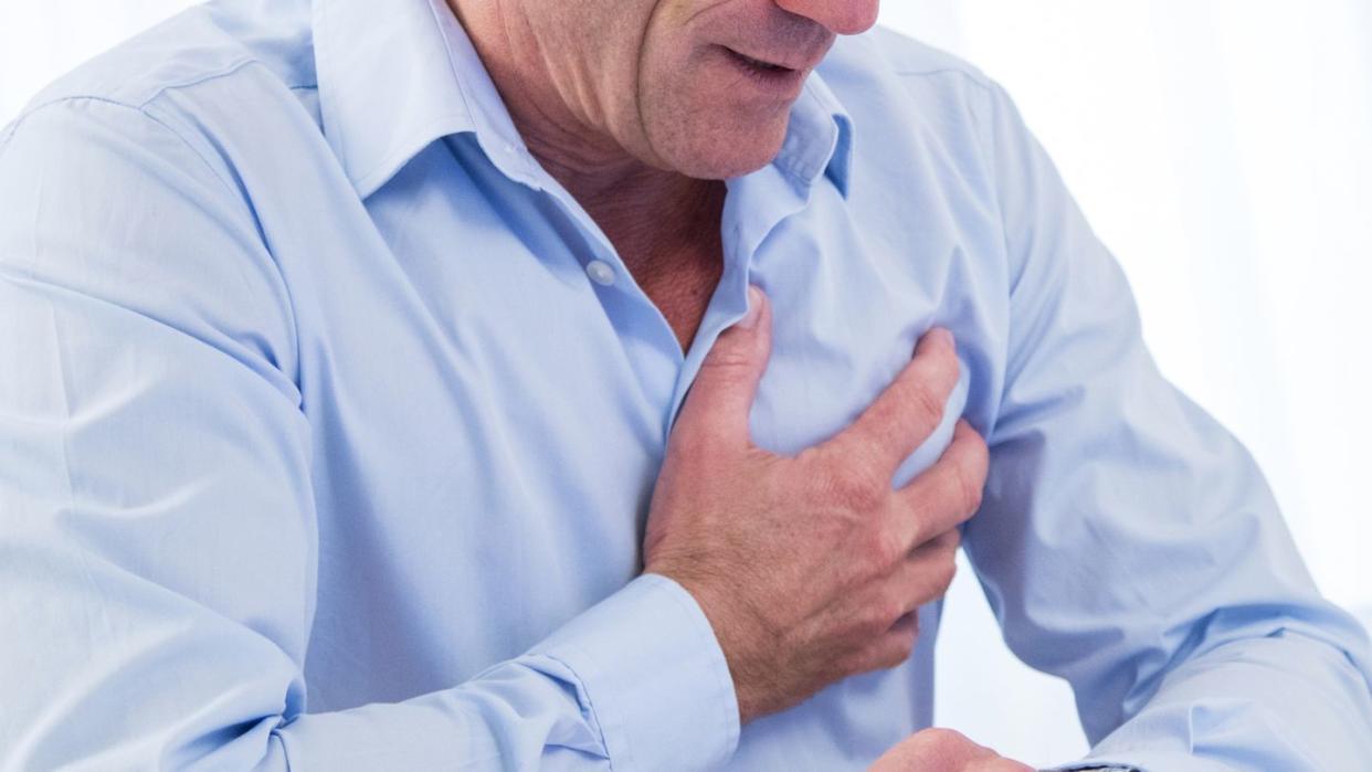 Beunruhigendes «Herzstolpern»: Vorhofflimmern kann auch für ein Druckgefühl im Brustkorb sorgen.