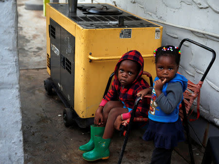 Children, who are survivors of Cyclone Idai wait for food at a temporary shelter at a hotel in Chimanimani, Zimbabwe, March 23, 2019. REUTERS/Philimon Bulawayo