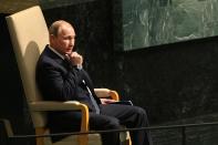 Auf dem sitzt aber zunächst weiterhin Wladimir Putin. Der russische Präsident ist zum dritten Mal in Folge der mächtigste Mensch der Welt. Er könne machen, was immer er wolle, so "Forbes".