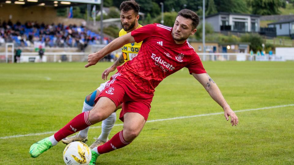 Elliott Dugan, de Connah's Quay Nomads, en acción contra NK Bravo