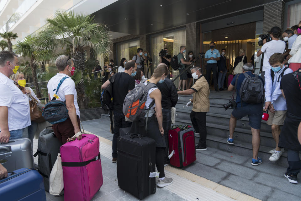 Esta semana han comenzado a llegar a Mallorca los turistas alemanes del plan piloto del Gobierno. La prueba solo durará una semana después de que se haya adelantado al 21 de junio la fecha de la apertura de fronteras en todo el territorio nacional. Una medida que busca reactivar el sector turístico, aunque no tan contundente como las que se están haciendo en otros países, donde directamente pagan y ofrecen descuentos a los extranjeros. (Foto: Joan Armengual / VIEWpress / Getty Images).