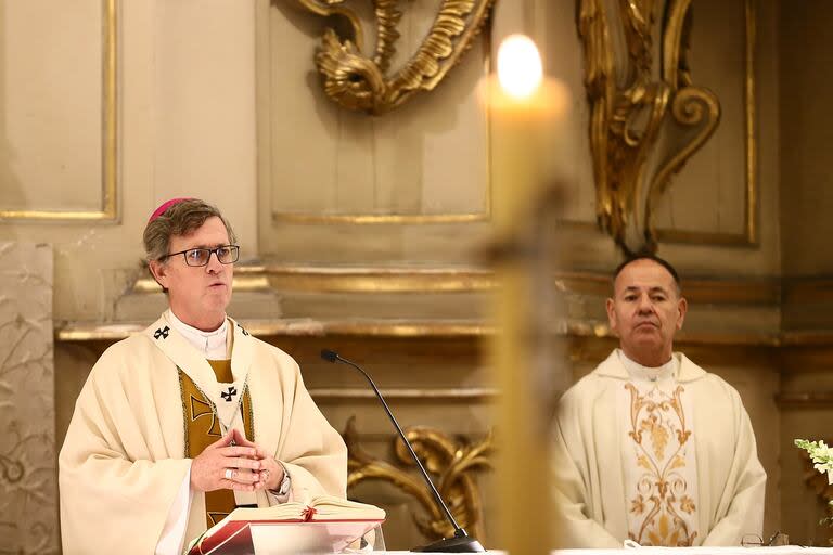 El arzobispo de Buenos Aires, monseñor Jorge García Cuerva y el sacerdote Oscar Alonso