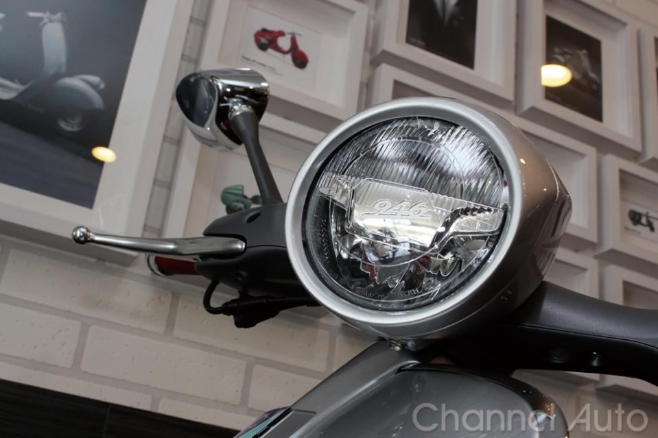 復古的圓車燈造型，內裡已換上最先進的LED照明光源。