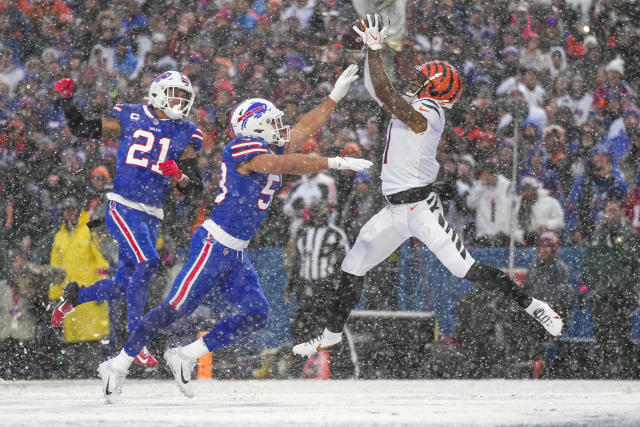 Cincinnati Bengals wide receiver Ja'Marr Chase (1) lines up for