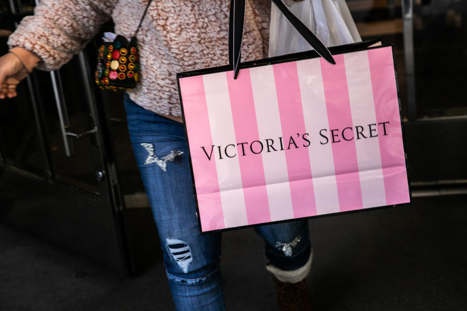 Weil Kunden ausbleiben, reagiert der Mutterkonzern von Victoria’s Secret mit Sparmaßnahmen. (Bild: Getty Images)