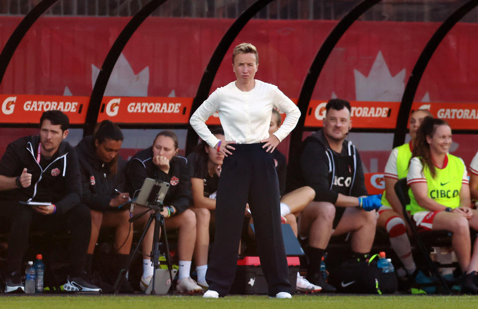 Pelatih kepala sepak bola wanita Kanada Bev Priestman saat pertandingan persahabatan bulan lalu. (Vaughn Ridley/Getty Images)