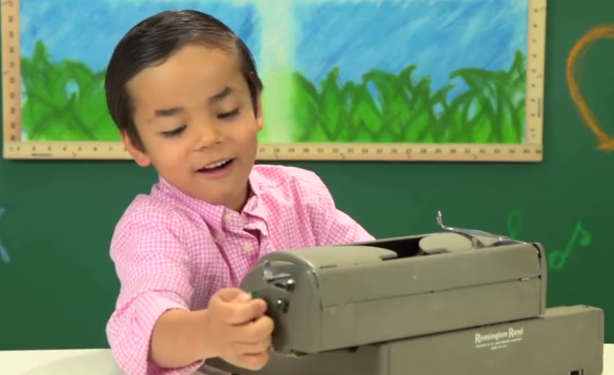 The funniest thing you'll see today: Kids try figuring out how to use to  ancient typewriters