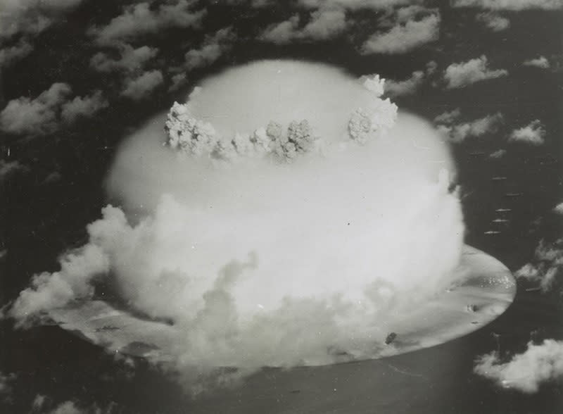 Die Pilzwolke nach dem Zünden einer Atombombe durch die US-Streitkräfte bei einem Versuch am Bikini-Atoll der Marschallinseln im Jahr 1946 (Bild: REUTERS/U.S. Library of Congress/Handout via Reuters)