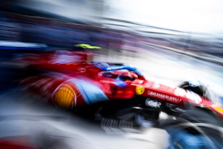 La Ferrari du pilote espagnol Carlos Sainz Jr. sort des stands à Miami, pendant les qualifications de la course sprint vendredi. (Jim WATSON)
