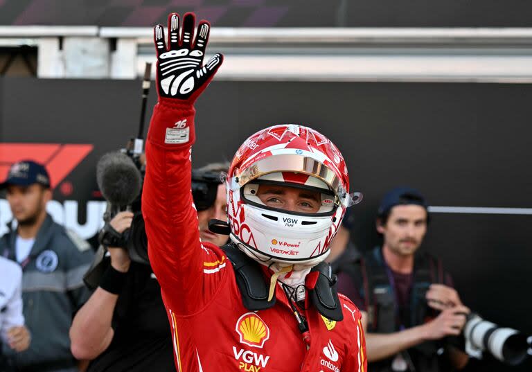 El saludo de Charles Leclerc a los seguidores de Ferrari, tras el primer lugar en la clasificación