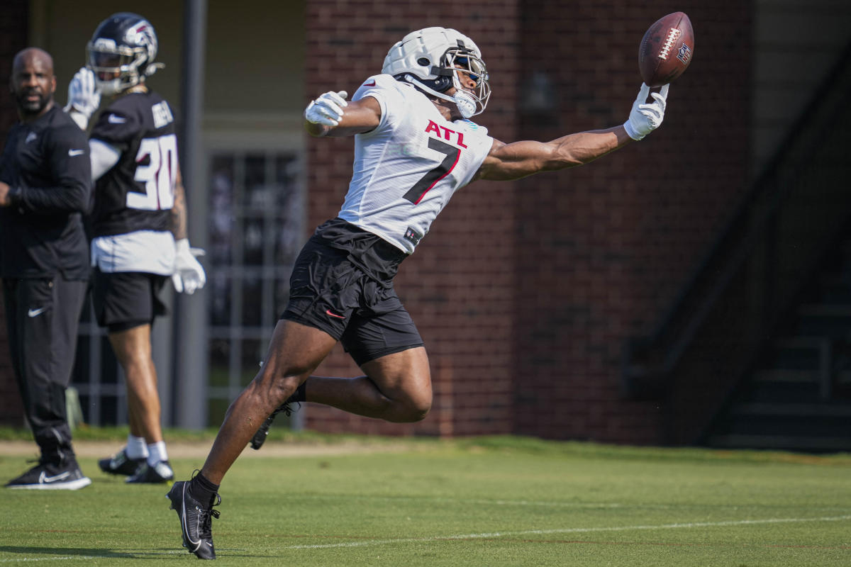 Falcons players show off team's new all-black uniforms