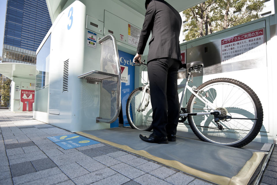 <p>El proceso es el mismo para sacar la bici. Los usuarios deben contar con una tarjeta que permite identificar el lugar de aparcamiento y su bicicleta. El precio por tener una plaza es de apenas 20 euros al mes. (Foto: Keith Tsuji / Getty Images).</p> 