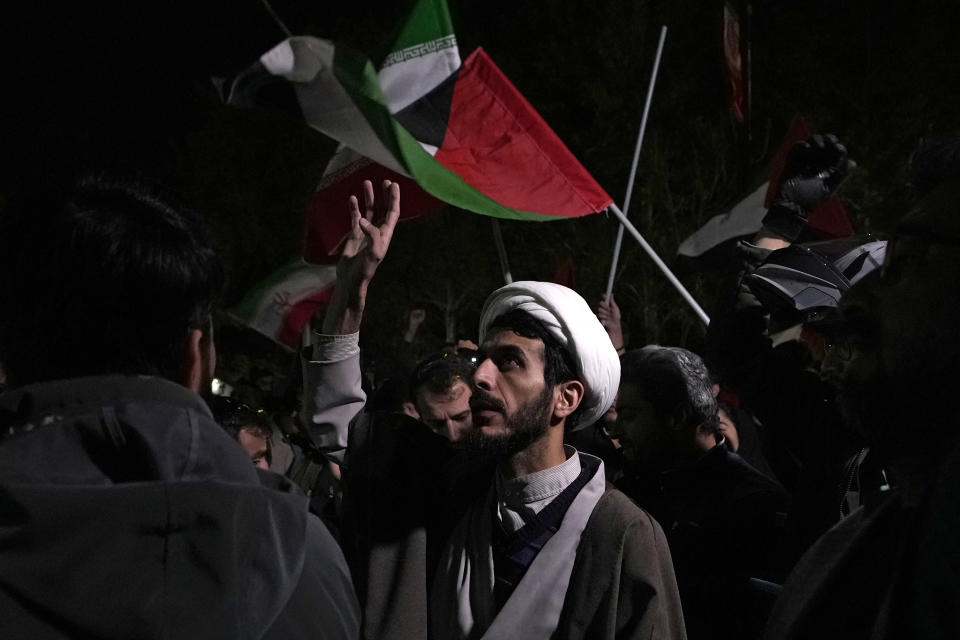 Un clérigo lanza consignas durante una protesta anti-Israel frente a la Embajada de Reino Unido en Teherán, Irán, la madrugada del domingo 14 de abril de 2024. (AP Foto/Vahid Salemi)