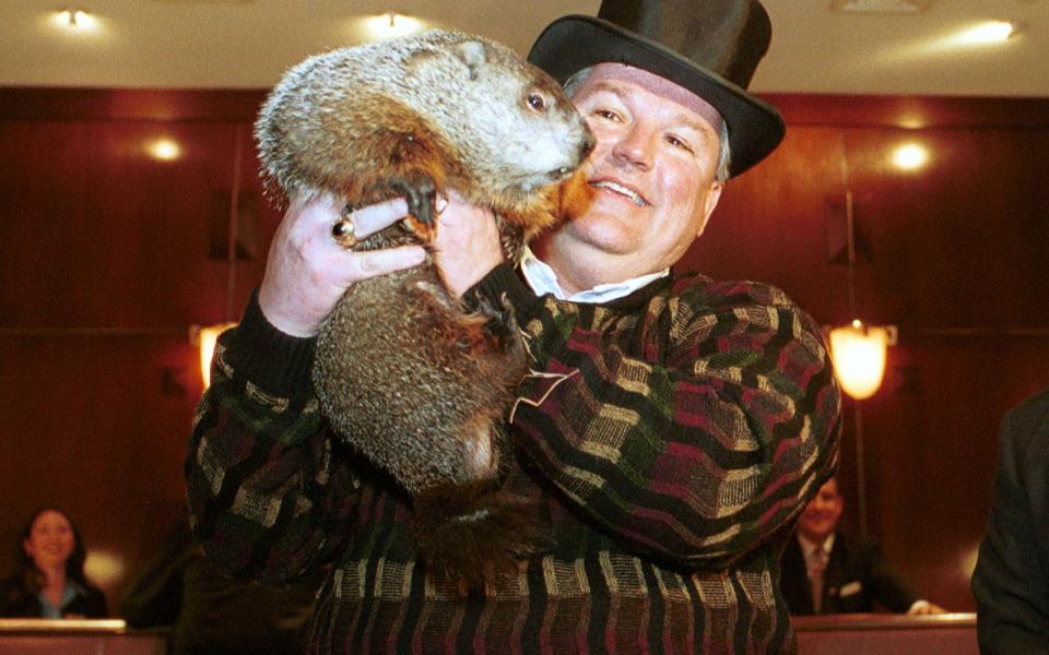 <p>Dürfen wir vorstellen: Punxsutawney Phil, das wohl berühmteste Murmeltier der Welt. Jedes Jahr am Murmeltiertag sagt der pelzige Genosse das Wetter voraus. Sieht er am 2. Februar seinen Schatten, wird der Winter noch weitere sechs Wochen andauern. Aber woher kommt eigentlich der Glaube daran, dass ein Waldbewohner über das zukünftige Wetter Aussagen treffen kann? (Bild: Getty Images / Spencer Platt / Newsmakers)</p> 