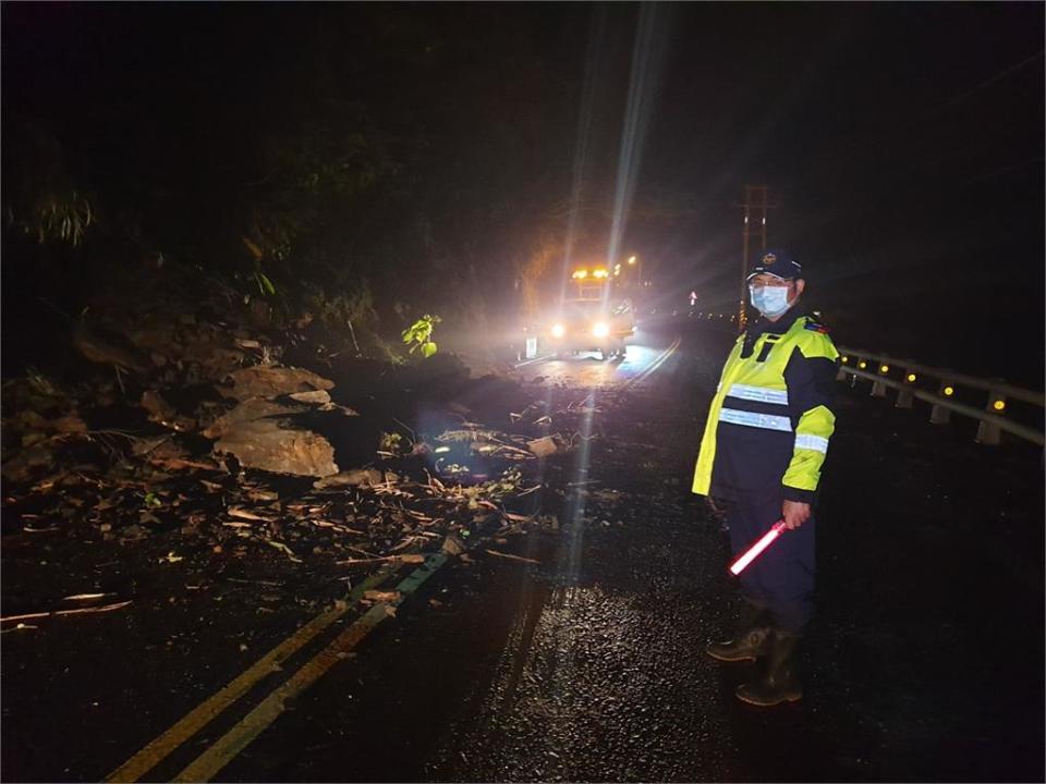 蘇花公路台9丁線45.9K昨晚及今晨土石崩落，造成道路中斷。（圖／民視新聞翻攝）