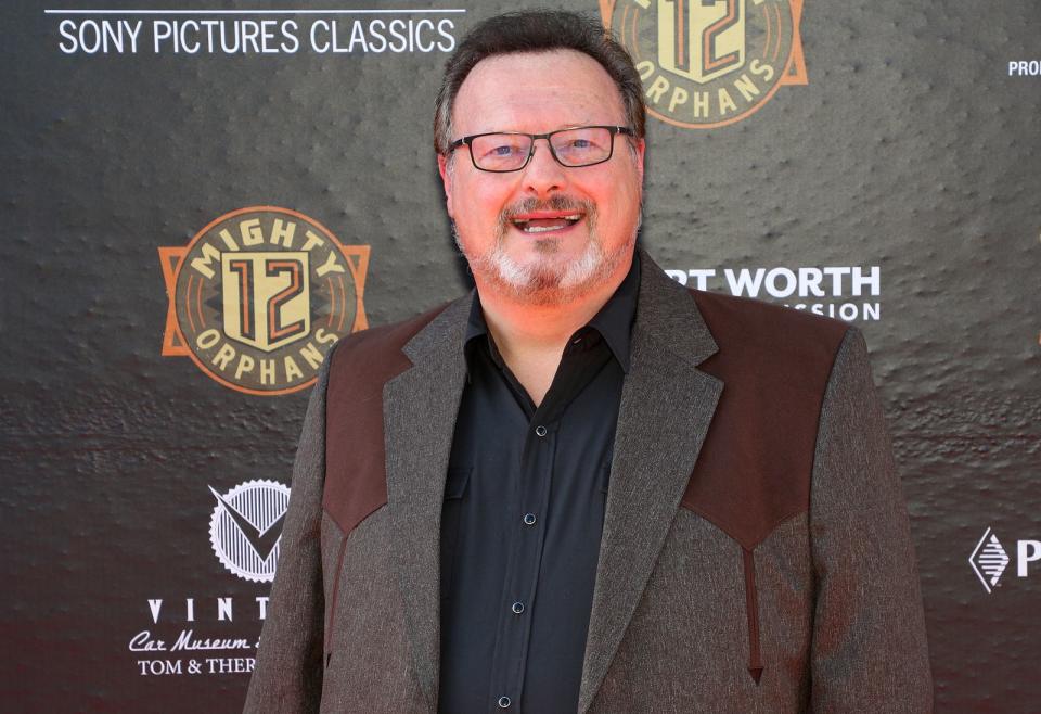 <p>Doch zunächst die Auflösung: Wayne Knight war nicht nur in "Basic Instinct" (1992), sondern auch in "Jurassic Park" (1993) und "Space Jam" (1996) ein prominenter Blockbuster-Nebendarsteller. Acuh in Serie ging er immer wieder, etwa als Briefträger in "Seinfeld" (1992-1998) oder als einer der Hauptdarsteller in "The Exes" (2011-2015). (Bild: Richard Rodriguez/Getty Images for Sony Pictures Classics)</p> 