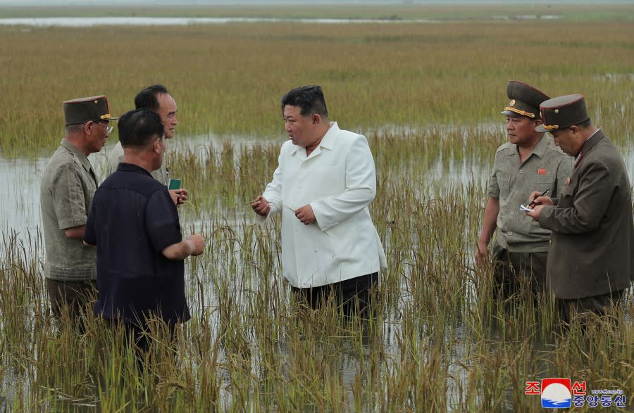 金正恩與多位官員一同視察當地水災。   圖：翻攝自朝中社