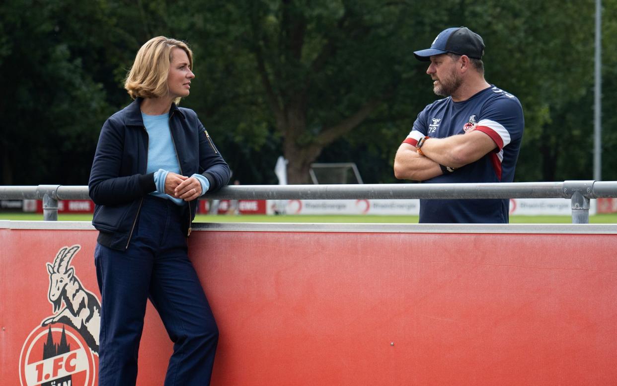 "Ich bin stolz darauf da geboren zu sein", sagt Steffen Baumgart, Cheftrainer beim 1. FC Köln, im Gespräch mit Jessy Wellmer über seine ostdeutsche Heimat. (Bild: beckground tv)