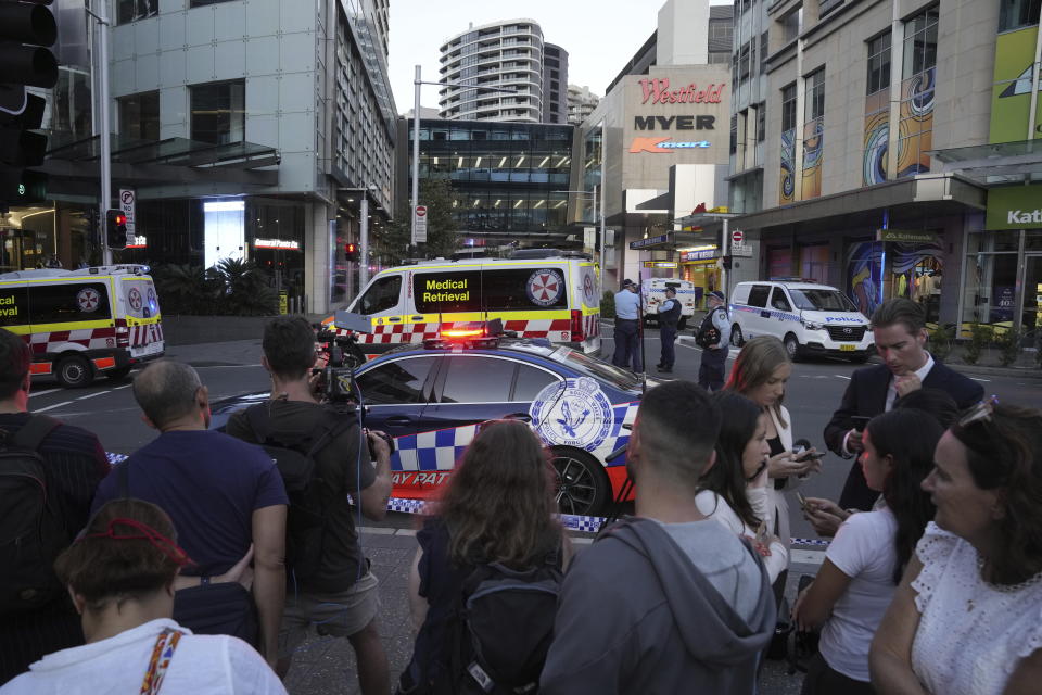 澳洲雪梨「西田龐迪購物中心」（Westfield Bondi Junction）13日驚傳隨機殺人案，一名男子持刀殺害6人後遭警方擊斃。（美聯社）