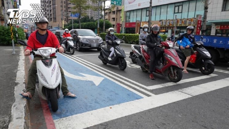 「機車好行」計畫，包含「好左轉」、「高抗滑」、「易辨識」、「增空間」及「少停等」等多項改善措施。圖／中央社