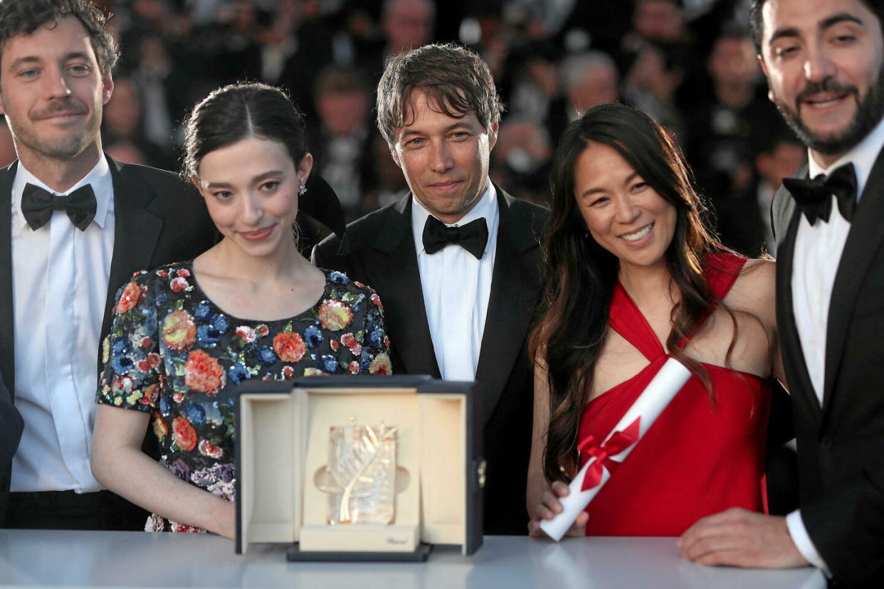 Alex Coco, Mikey Madison, Sean Baker, Samantha Quan and Vache Tovmasyan avec la Palme d'or reçue par le film « Anora ».  - Credit:JP PARIENTE/SIPA / SIPA / JP PARIENTE/SIPA