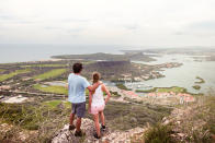 <p>Su economía se basa principalmente en el turismo, siendo uno de los principales destinos del Caribe, aunque también tiene un peso importante el sector financiero. Su moneda es el florín antillano neerlandés, que equivale a unos 0,55 euros. (Foto: Getty Images).</p> 