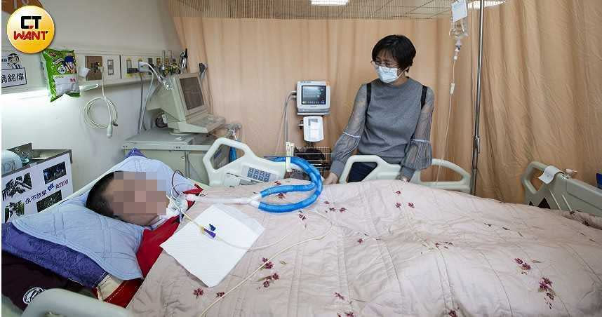 空軍戰管聯隊第六雷達中隊的志願役士兵蘇威宇，今年元月被發現昏倒在寢室中，到院前失去呼吸心跳，導致腦缺氧成為植物人。（圖／黃威彬攝）