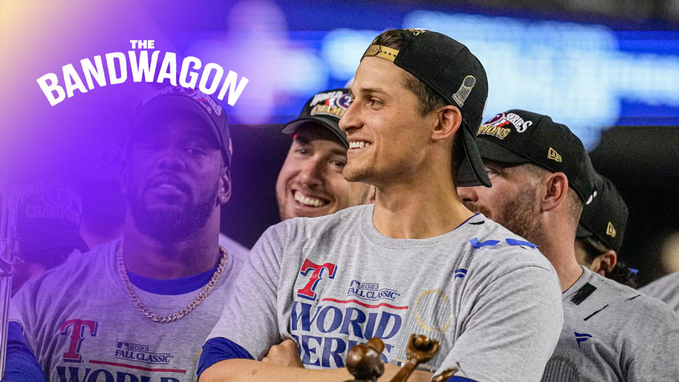 Les Texas Rangers SS Corey Seager sourient en recevant le trophée MVP des World Series mercredi soir après la victoire 5-0 du Texas contre les Diamondbacks de l'Arizona.  (Photo AP/Brynn Anderson)
