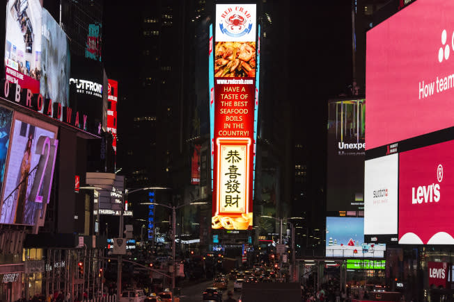 Red Crab餐廳曼哈頓時報廣場的LED電子屏上向大家拜年。(記者高傑文／攝影)