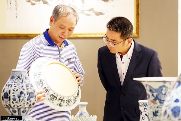 宜蘭市長江聰淵專程北上拜訪台灣國寶瓷藝家許朝宗大師，可說是宜蘭之光。（圖：宜蘭市公所提供）