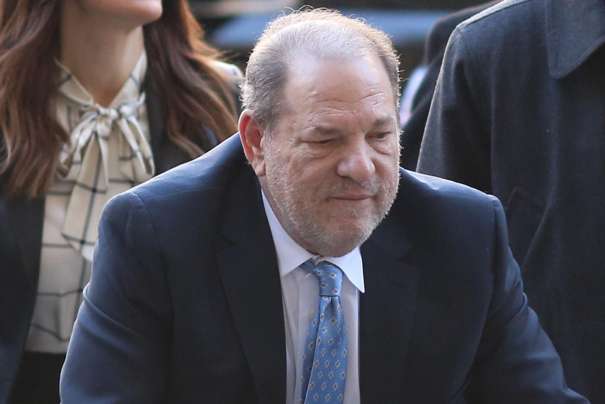 Harvey Weinstein llega al Tribunal Penal de Manhattan con sus abogados el 24 de febrero de 2020. (Alec Tabak/New York Daily News/Tribune News Service vía Getty Images)