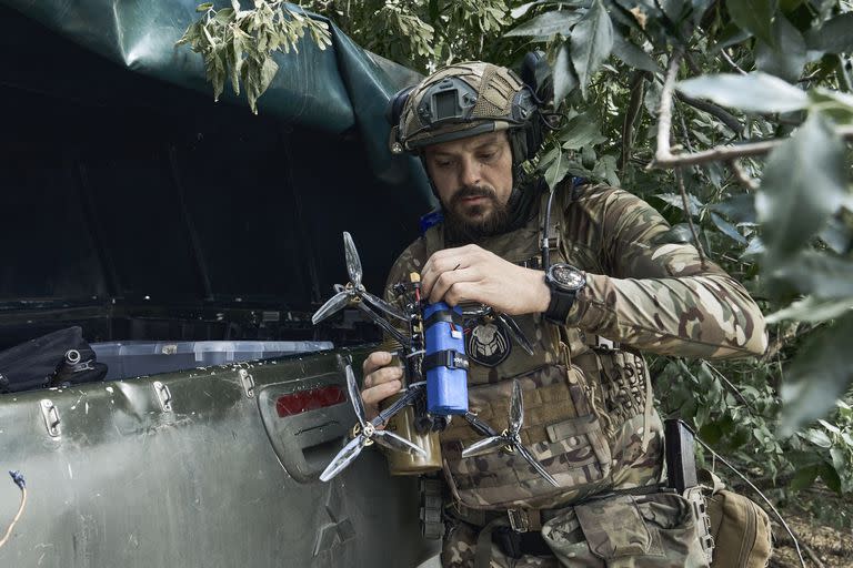 Un soldado ucraniano prepara un dron en el frente de la región de Zaporiyia, Ucrania