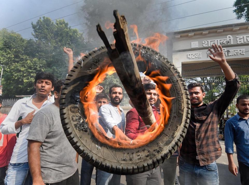 <div class="paragraphs"><p>Patna: People burn a tyre during their protest to support farmers Bharat Bandh against central governments three farm reform laws.</p></div>
