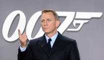 En 2016, l'information avait fait grand bruit : Daniel Craig refusait la bagatelle de 88 millions de dollars de la MGM pour jouer dans deux autres James Bond. Dans ce contrat, la Metro Goldwyn Mayer et Eon productions proposaient à Daniel Craig d'être coproducteur de ces deux prochains films, ce qui n'avait jamais été proposé aux James Bond précédents et ce qui avait même été refusé à Sean Connery. Au final, Daniel Craig a accepté de tourner dans un cinquième film James Bond. Pourquoi ? Il l'a expliqué à <em>Empire : "Je sentais qu'il fallait que je termine quelque chose. Si j'avais arrêté après Spectre, il y aurait quelque chose au fond de moi qui m'aurait fait penser : "si seulement j'en avais fait un de plus". J'ai toujours une sorte d'idée secrète de l'ensemble dans ma tête, et jusqu'où je voudrais l'emmener. Et Spectre ne m'avait pas permis ça. Mais celui-ci me fait penser que oui"</em>. Mais on ne connait pas les détails de ce contrat... (<em>crédit Getty</em>)