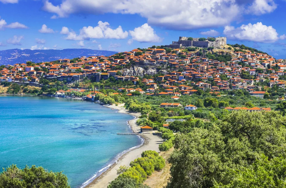 <p>Lesbos, isla principal del archipiélago del mismo nombre perteneciente a Grecia y situado en el mar Egeo, cerca de la costa de Turquía, es un lugar paradisíaco y uno de los destinos veraniegos favoritos por parte de turistas de todo el mundo. (Foto: Getty Images).</p> 