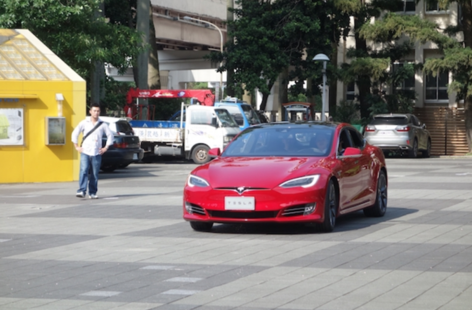 電動車的興起，會影響隨油徵收的公平性。此為 Tesla Model S 電動車。（本報資料照，記者吳柏軒攝）