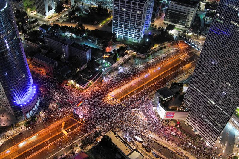 Foto del sábado de una manifestación en Tel Aviv contra la intención del gobierno de Israel de llevar adelante una reforma judicial.